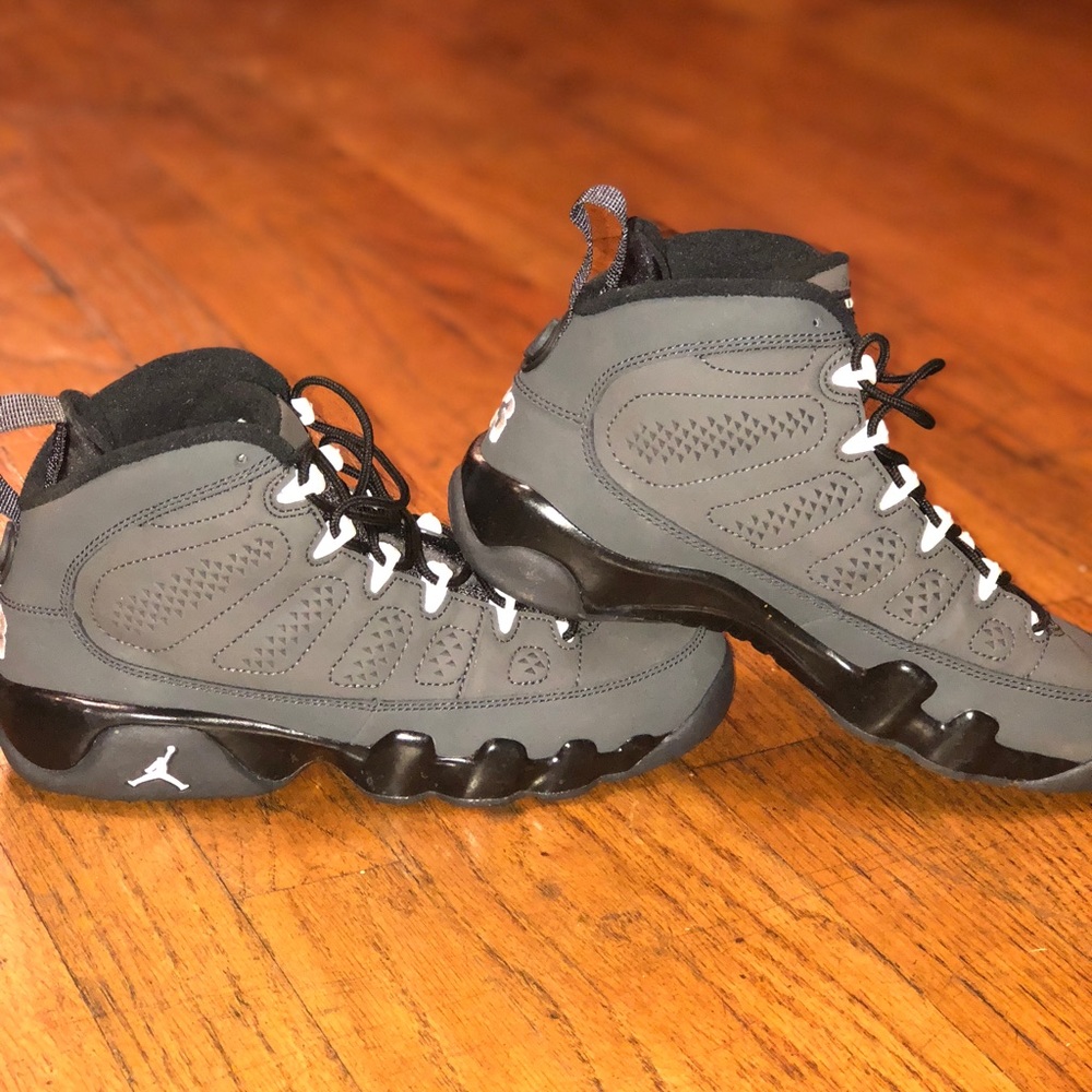 Retro 9 Anthracite Jordan 🎱